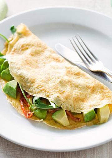 omelette with avocado, rocket and semi-dried tomato
