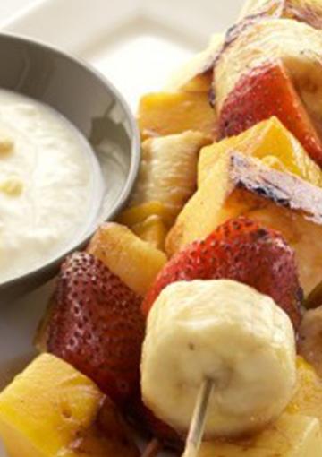 fruit kebabs with yoghurt