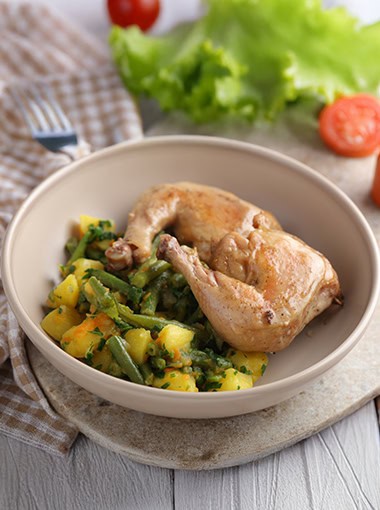 Chicken legs with potatoes and green bean