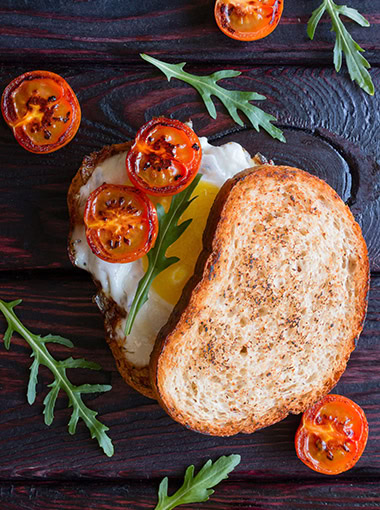 sandwiches with egg on toasted bread with tomato