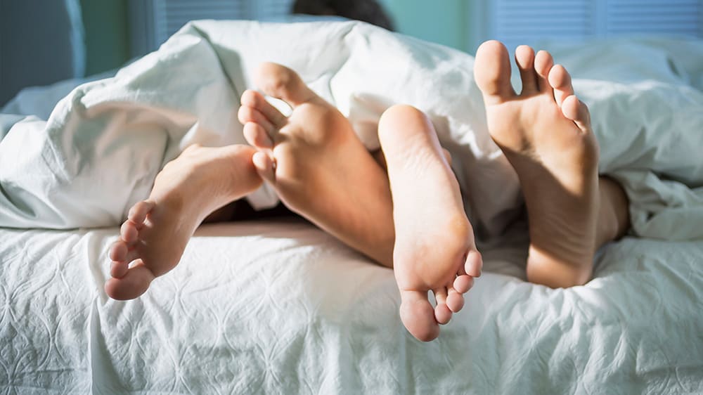 feet bed couple