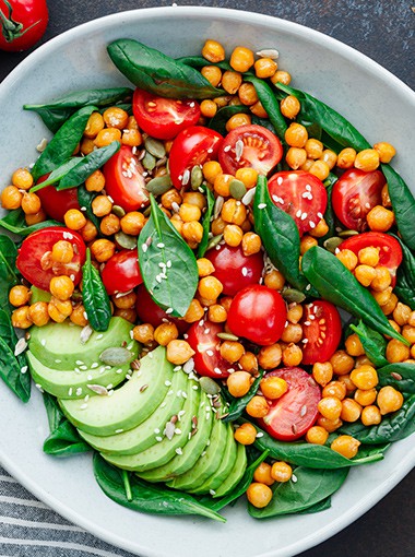 Avocado and chickpea salad with spinach and tomatoes