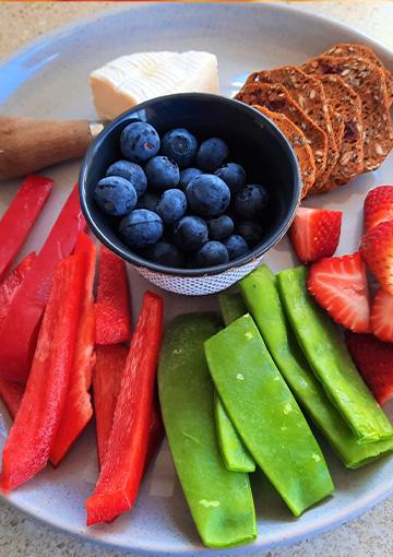 Perfectly portioned tasting plate with fruit and vegetables